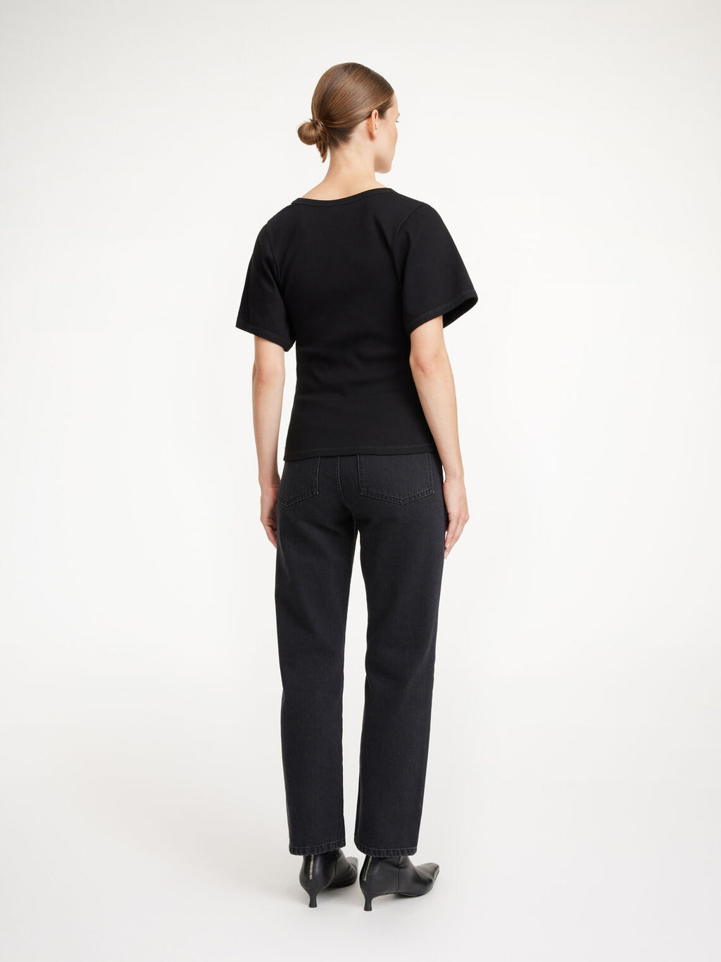 By Malene Birger Lunai t-skjorte i sort, med smal passform, buet utringning og trompetformede ermer, laget av organisk bomull og elastan.