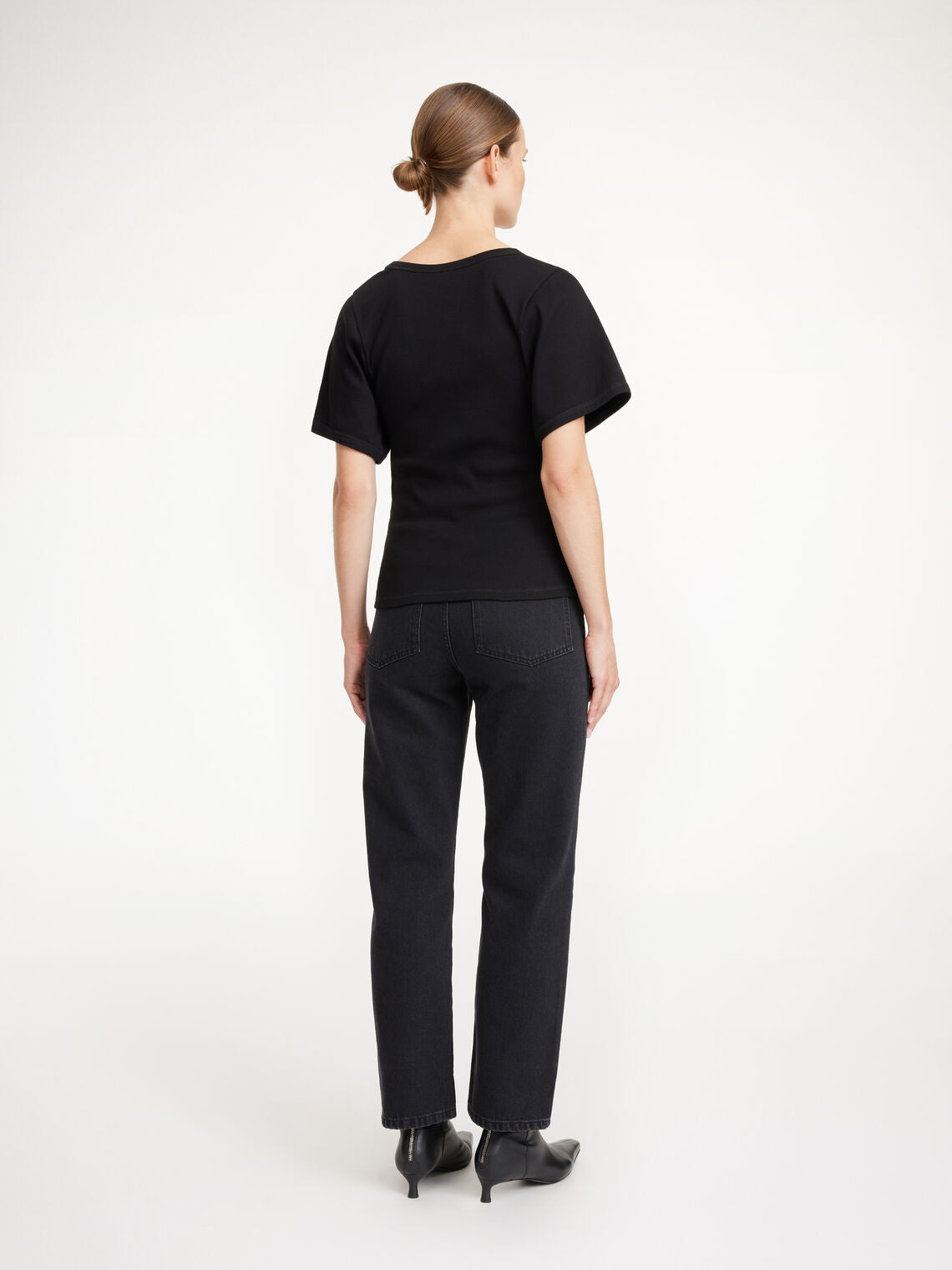 By Malene Birger Lunai t-skjorte i sort, med smal passform, buet utringning og trompetformede ermer, laget av organisk bomull og elastan.