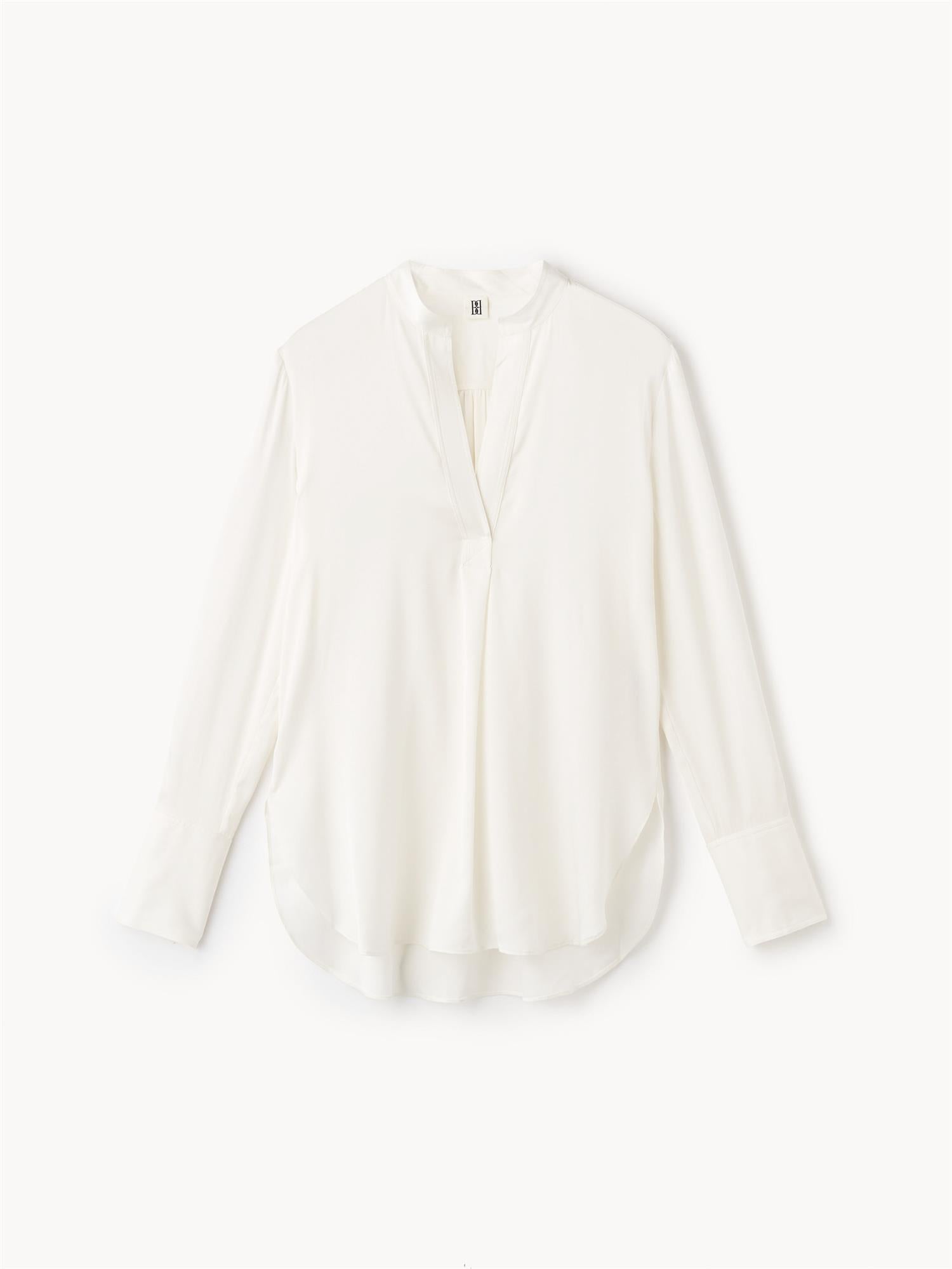 By Malene Birger Mabillon bluse i hvit, laget av en blanding av silke og elastan, med en v-utringning og knapper på mansjettene.