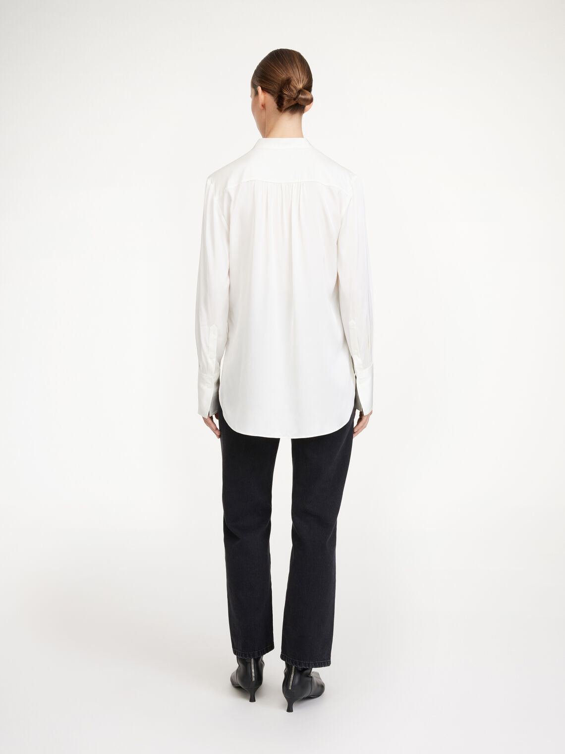 By Malene Birger Mabillon bluse i hvit, laget av en blanding av silke og elastan, med en v-utringning og knapper på mansjettene.