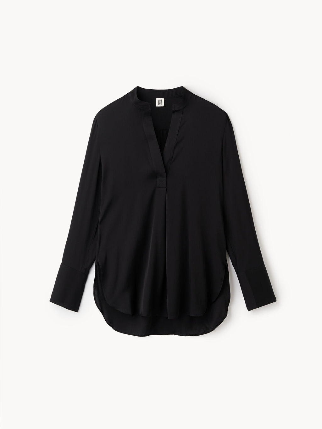 By Malene Birger Mabillon bluse i sort, laget av en blanding av silke og elastan, med en v-utringning og knapper på mansjettene.