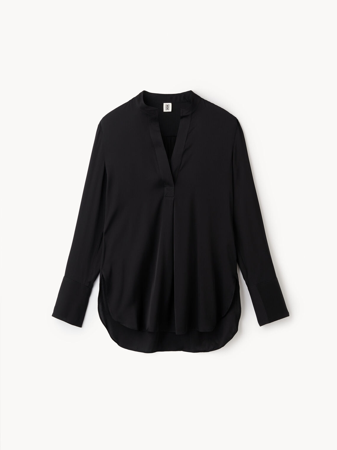 By Malene Birger Mabillon bluse i sort, laget av en blanding av silke og elastan, med en v-utringning og knapper på mansjettene.