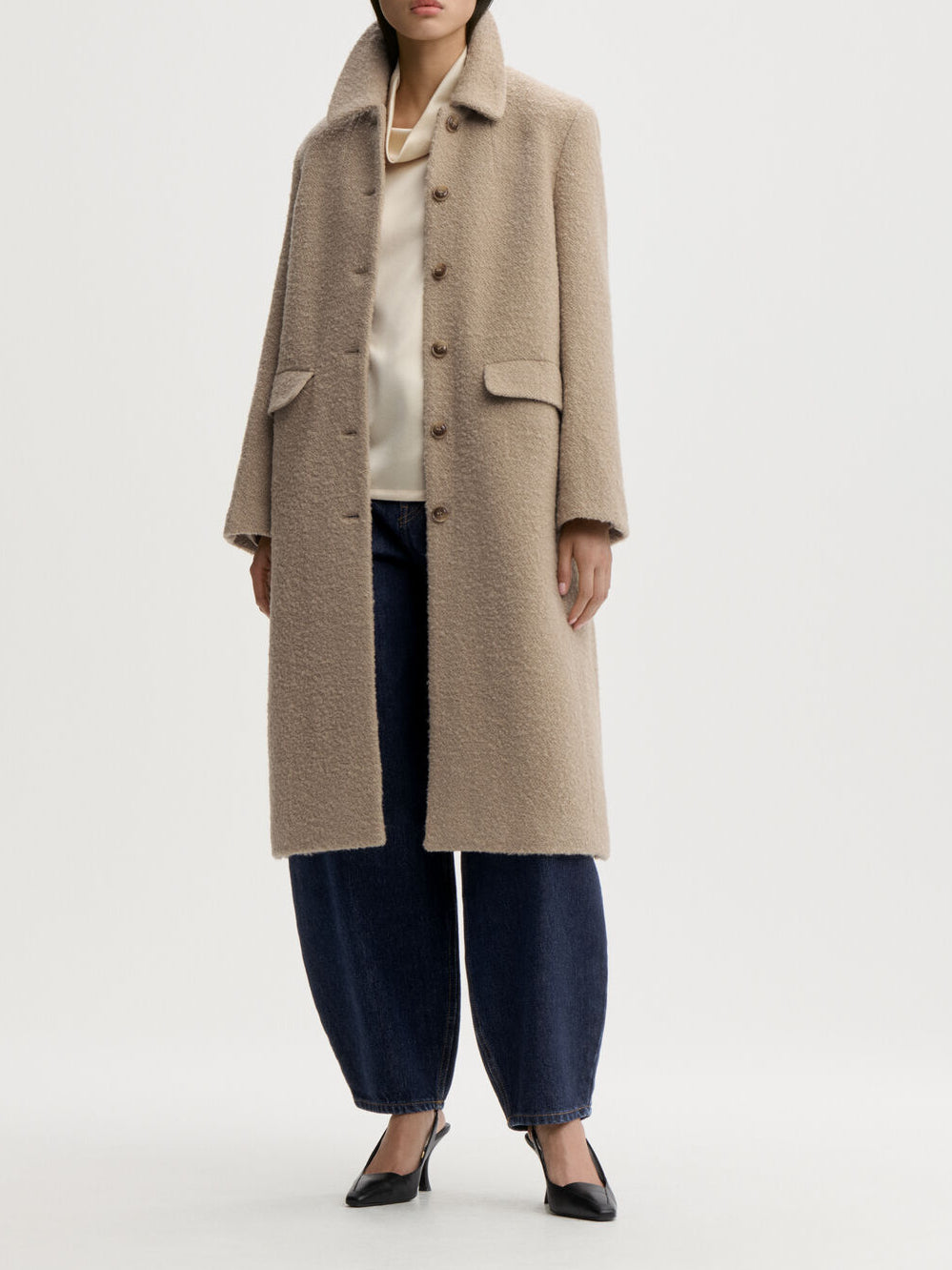 MADERA kåpe fra By Malene Birger i fargen beige, laget i 85% ull og 15% polyester.