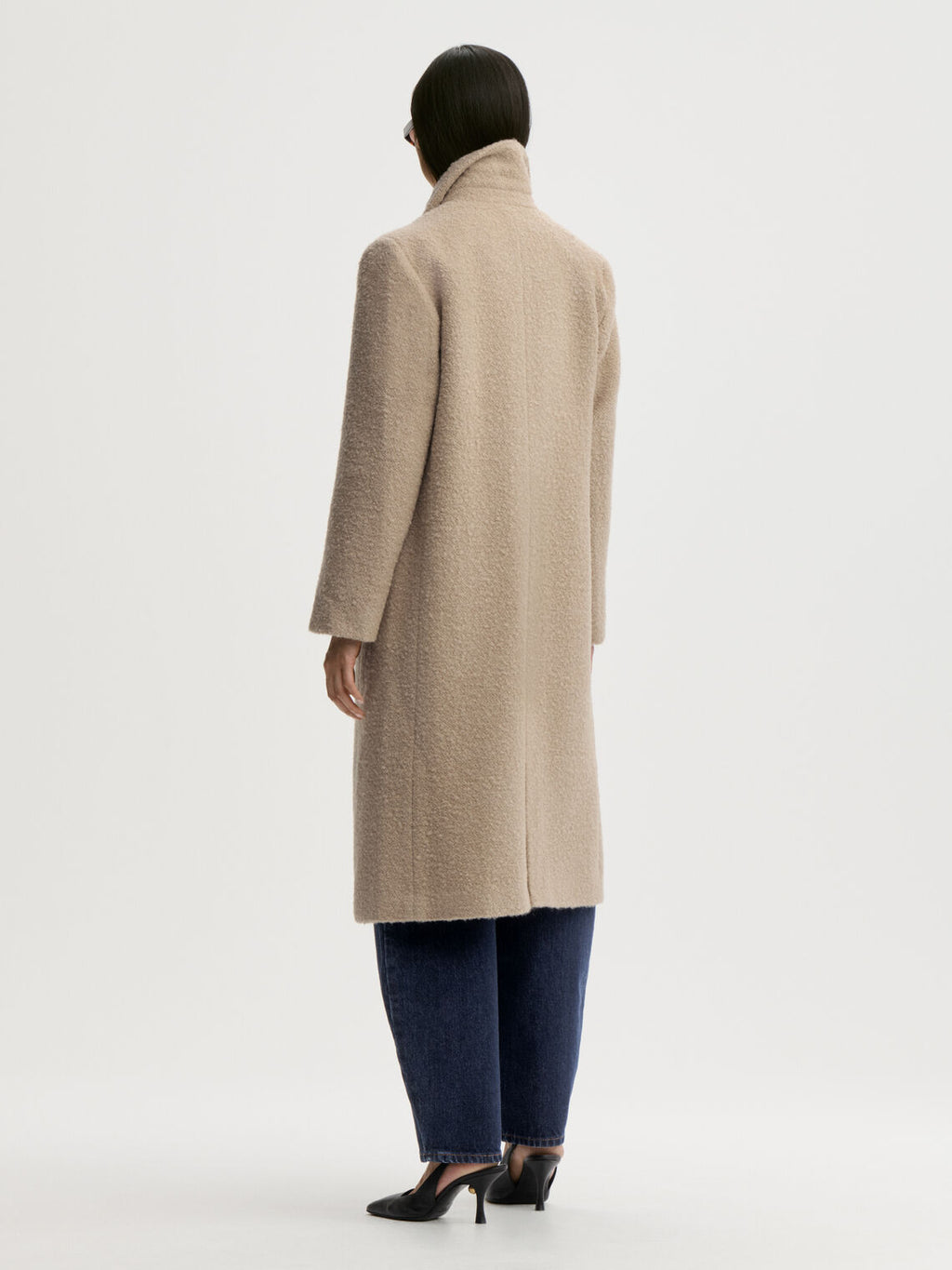 MADERA kåpe fra By Malene Birger i fargen beige, laget i 85% ull og 15% polyester.