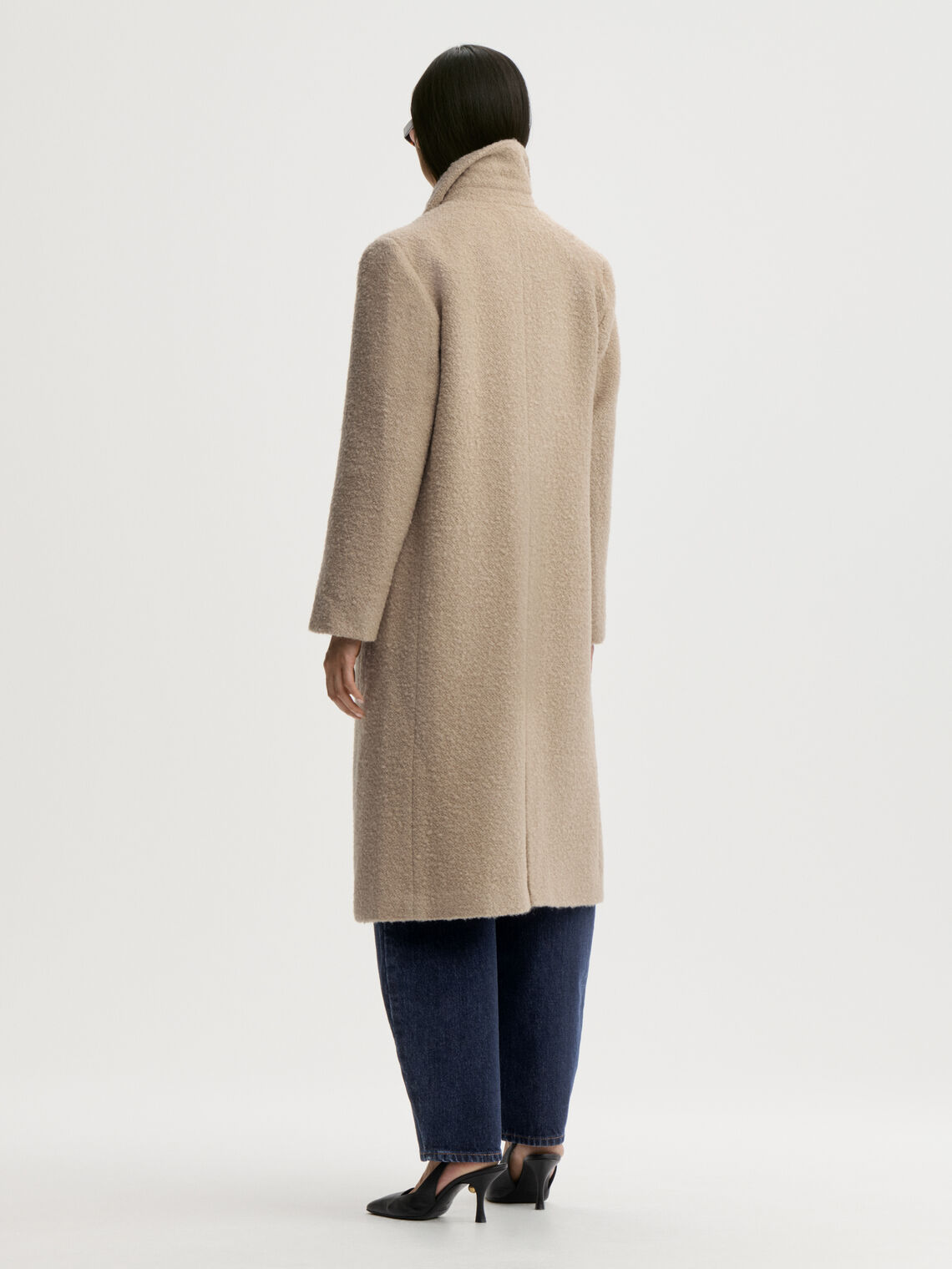 MADERA kåpe fra By Malene Birger i fargen beige, laget i 85% ull og 15% polyester.
