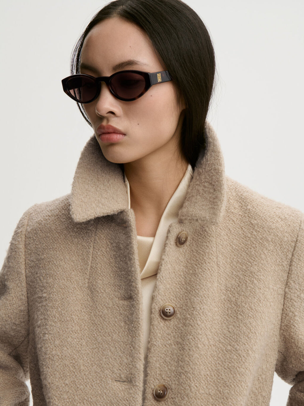 MADERA kåpe fra By Malene Birger i fargen beige, laget i 85% ull og 15% polyester.