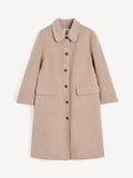 By Malene Birger Maelle kåpe i beige, med en rett passform, buet krage og laget av 100% ull.