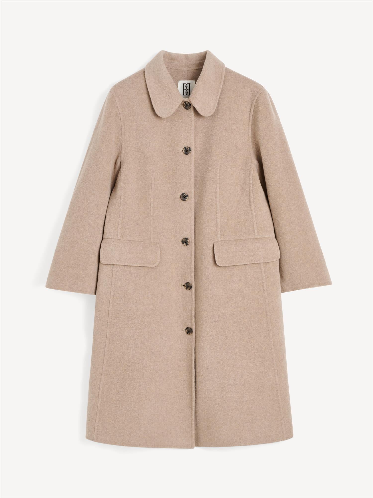 By Malene Birger Maelle kåpe i beige, med en rett passform, buet krage og laget av 100% ull.