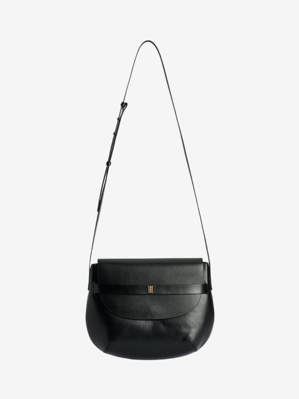 By Malene Birger Maellon veske i blankt, sort kuskinn, med diskret monogram i front og justerbar stropp.

