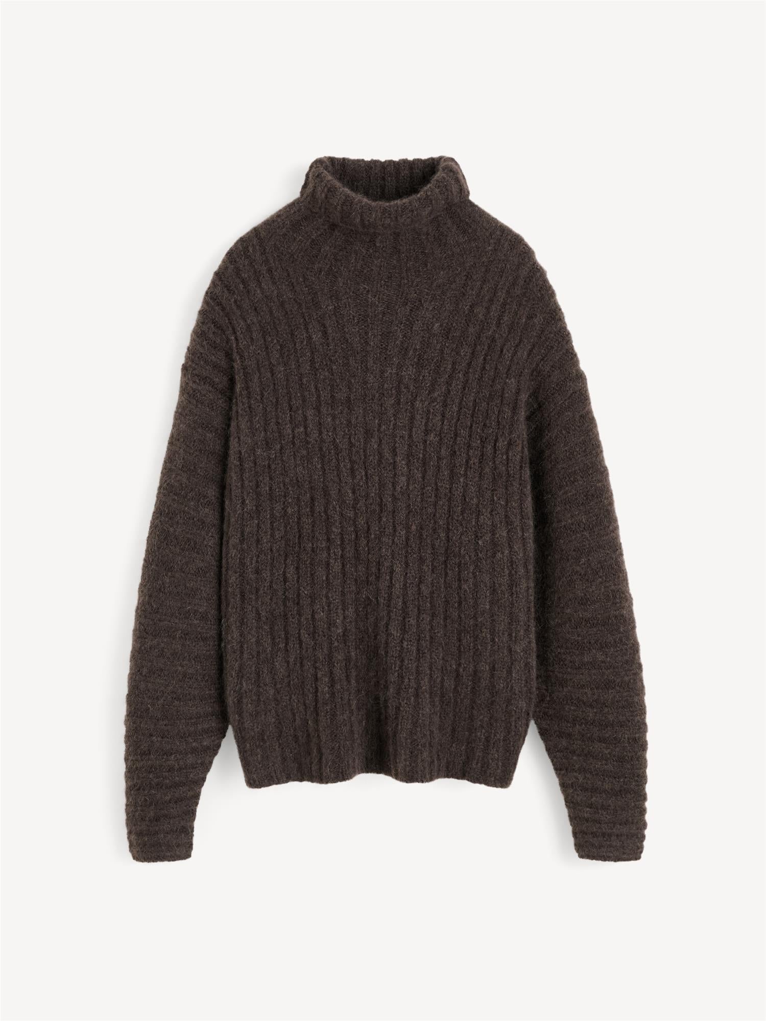 By Malene Birger Mag genser i mørkebrun, laget av mohair og alpakka, med en oversized passform og høy hals.