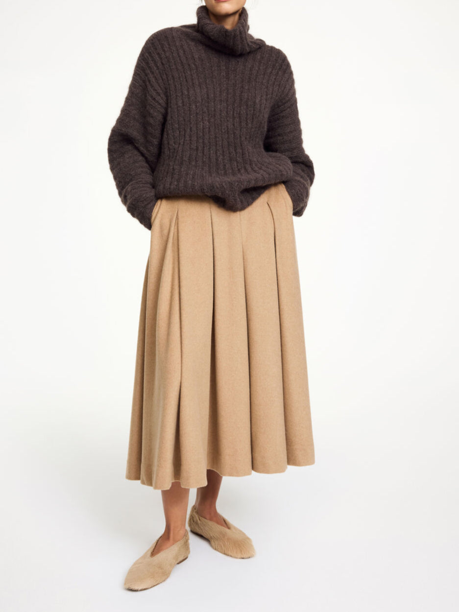 By Malene Birger Mag genser i mørkebrun, laget av mohair og alpakka, med en oversized passform og høy hals.