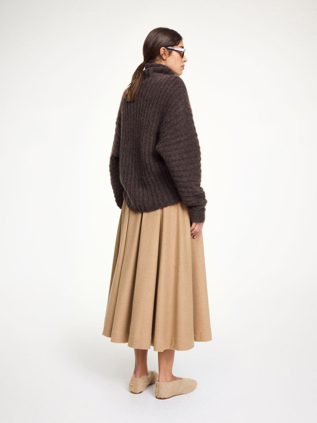 By Malene Birger Mag genser i mørkebrun, laget av mohair og alpakka, med en oversized passform og høy hals.