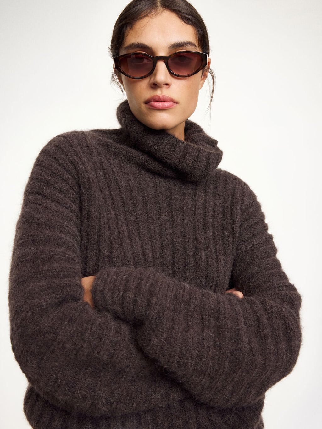 By Malene Birger Mag genser i mørkebrun, laget av mohair og alpakka, med en oversized passform og høy hals.