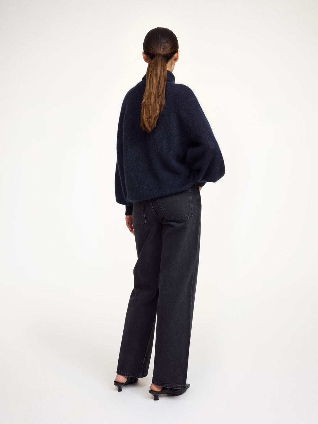 Mørkeblå høyhalset mohairgenser med oversized passform, mohair og ull – By Malene Birger