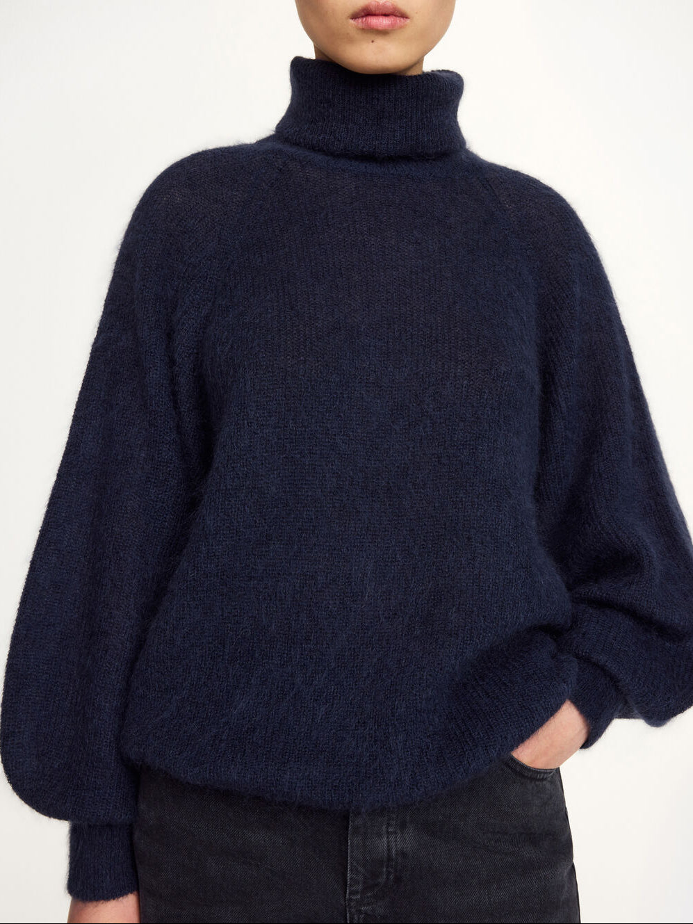 Mørkeblå høyhalset mohairgenser med oversized passform, mohair og ull – By Malene Birger