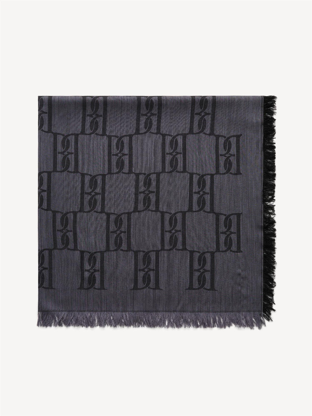 MALLON skjerf fra By Malene Birger i fargen sort, laget i ull og viskose, med BB-monogram-print. Lett og glatt tekstur, klassisk rektangulær form.