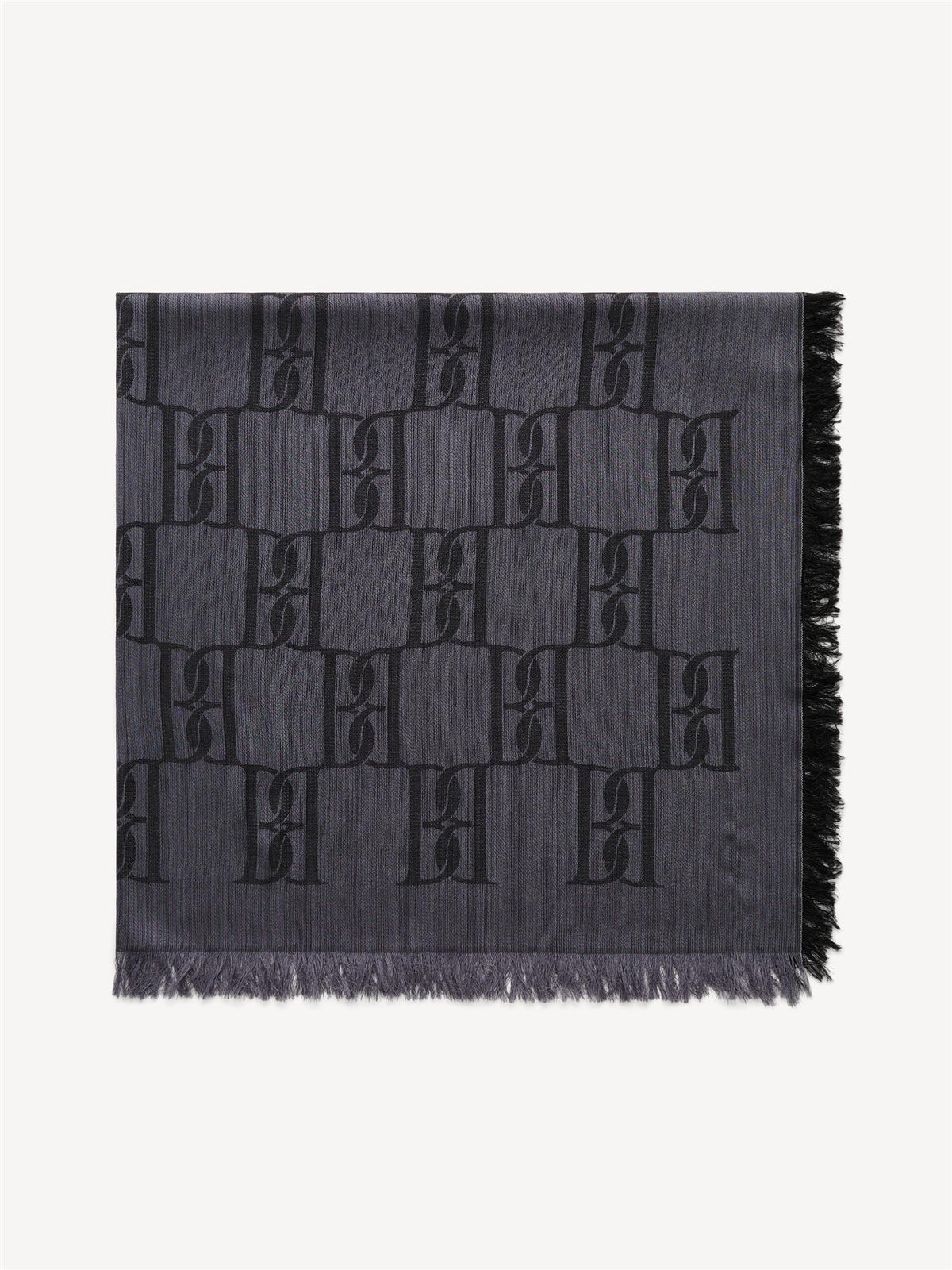 MALLON skjerf fra By Malene Birger i fargen sort, laget i ull og viskose, med BB-monogram-print. Lett og glatt tekstur, klassisk rektangulær form.