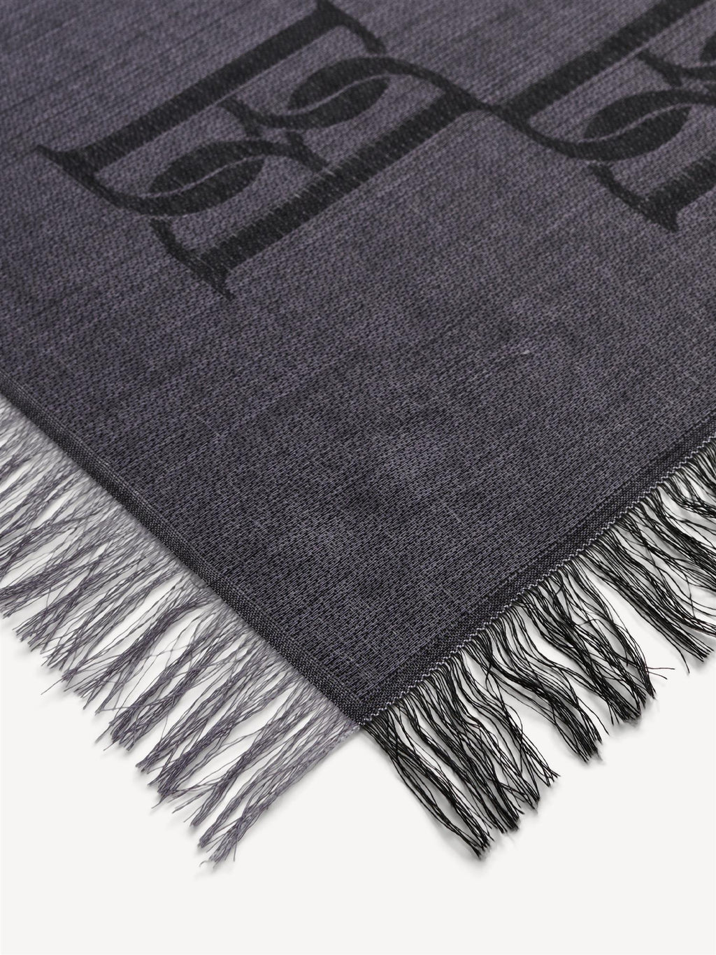MALLON skjerf fra By Malene Birger i fargen sort, laget i ull og viskose, med BB-monogram-print. Lett og glatt tekstur, klassisk rektangulær form.