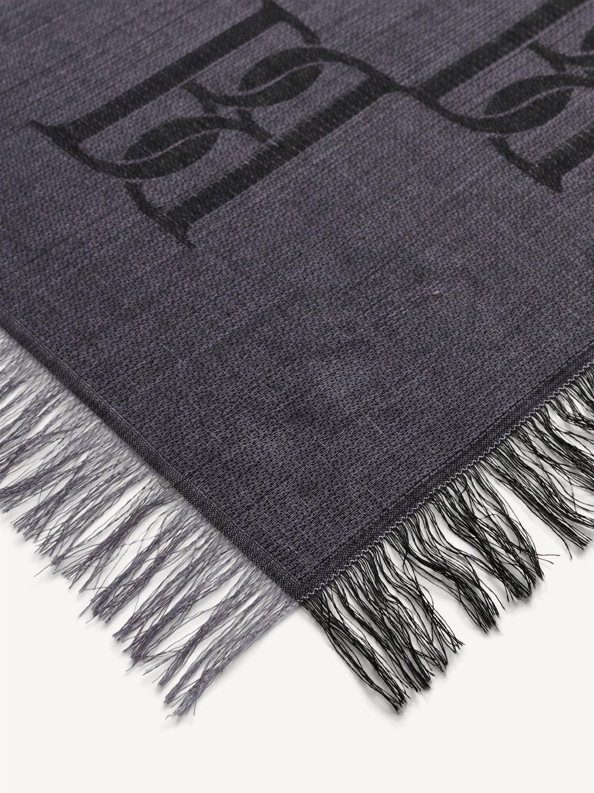 MALLON skjerf fra By Malene Birger i fargen sort, laget i ull og viskose, med BB-monogram-print. Lett og glatt tekstur, klassisk rektangulær form.