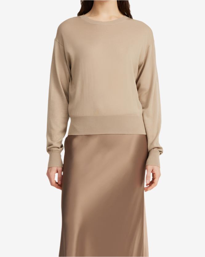 By Malene Birger Mantea genser i beige, med rund hals og nette kanter, laget av en blanding av lyocell, ull og silke.