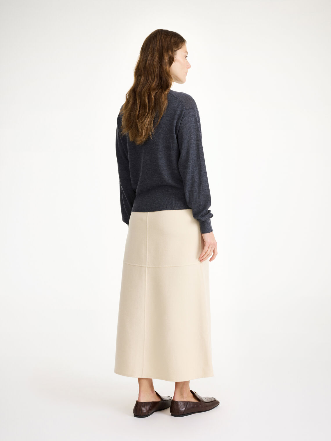 By Malene Birger Mantea genser i koksgrå, med rund hals og nette kanter, laget av 100% merinoull.