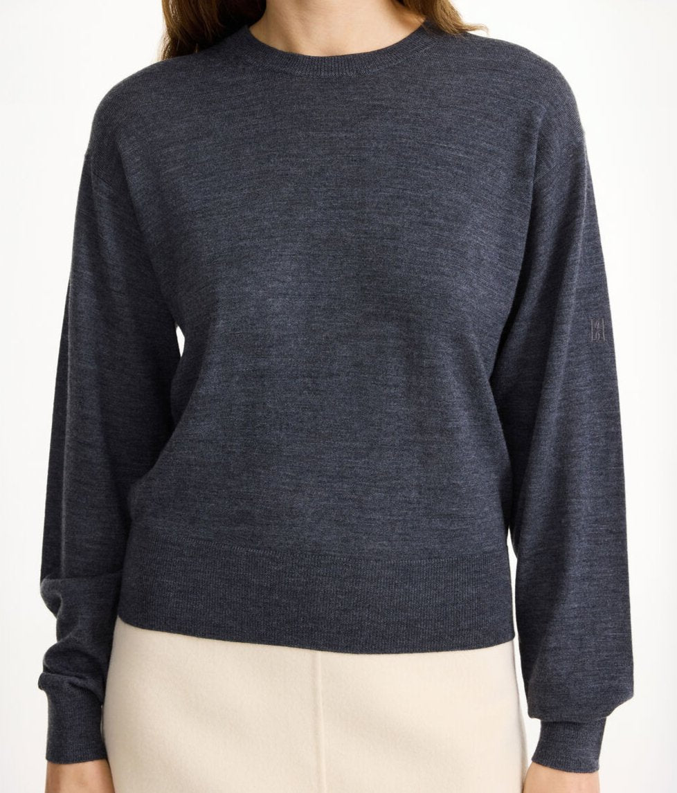 By Malene Birger Mantea genser i koksgrå, med rund hals og nette kanter, laget av 100% merinoull.
