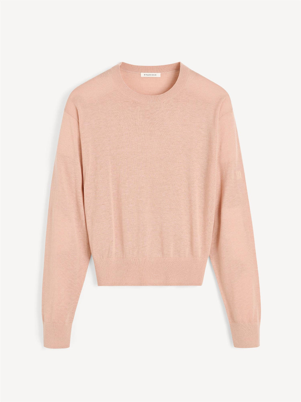 Delikat og tynn Mantea genser i fargen rosa fra By Malene Birger, laget i en miks av lyocell, ull og silke. Genseren har en fin rund hals, lange ermer med nette avslutninger og et lite monogram-broderi på armen.