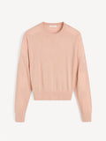 Delikat og tynn Mantea genser i fargen rosa fra By Malene Birger, laget i en miks av lyocell, ull og silke. Genseren har en fin rund hals, lange ermer med nette avslutninger og et lite monogram-broderi på armen.