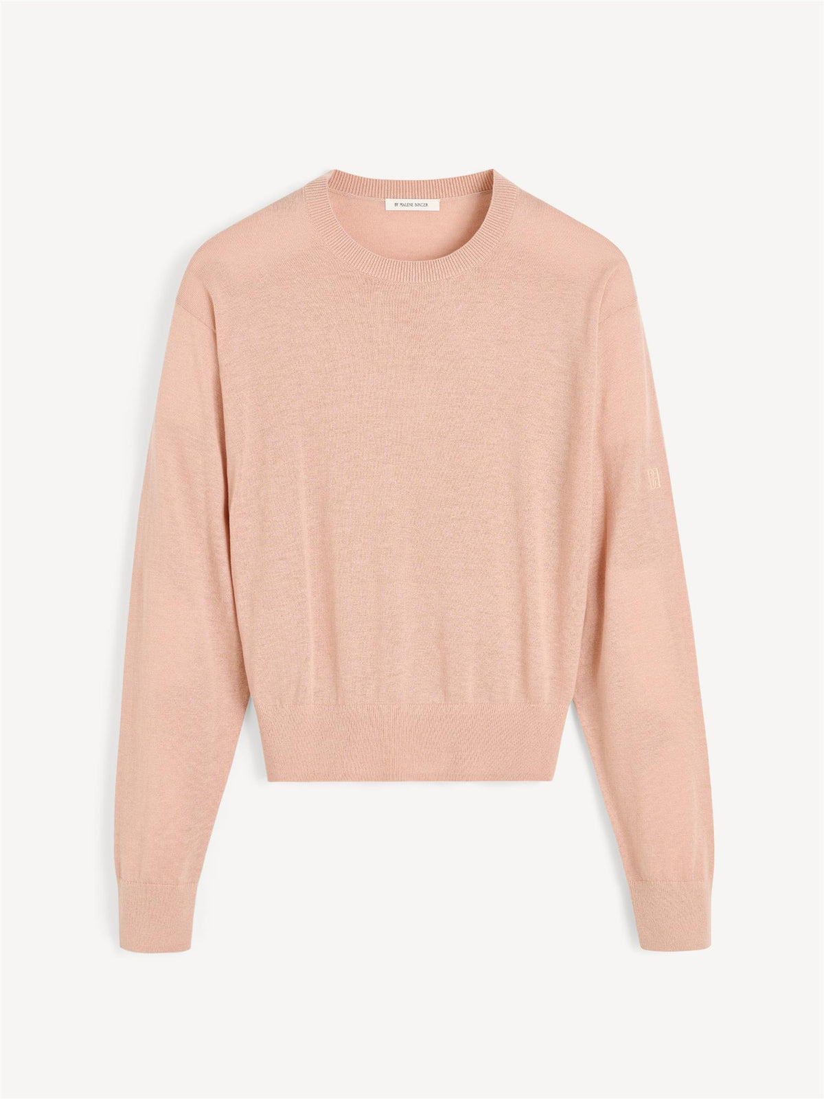 Delikat og tynn Mantea genser i fargen rosa fra By Malene Birger, laget i en miks av lyocell, ull og silke. Genseren har en fin rund hals, lange ermer med nette avslutninger og et lite monogram-broderi på armen.