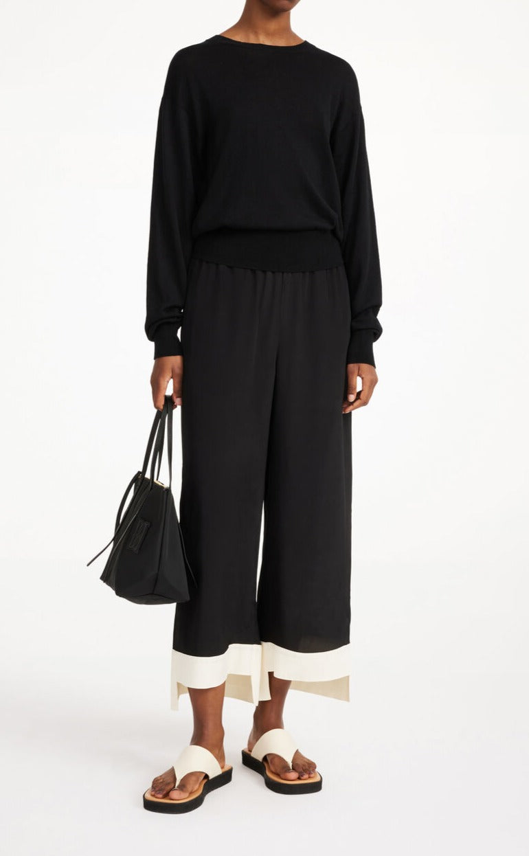 By Malene Birger Mantea genser i sort, med rund hals og nette kanter, laget av en blanding av lyocell, ull og silke.