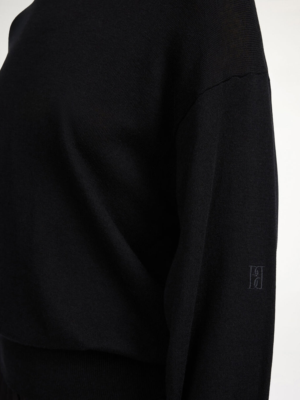 By Malene Birger Mantea genser i sort, med rund hals og nette kanter, laget av en blanding av lyocell, ull og silke.