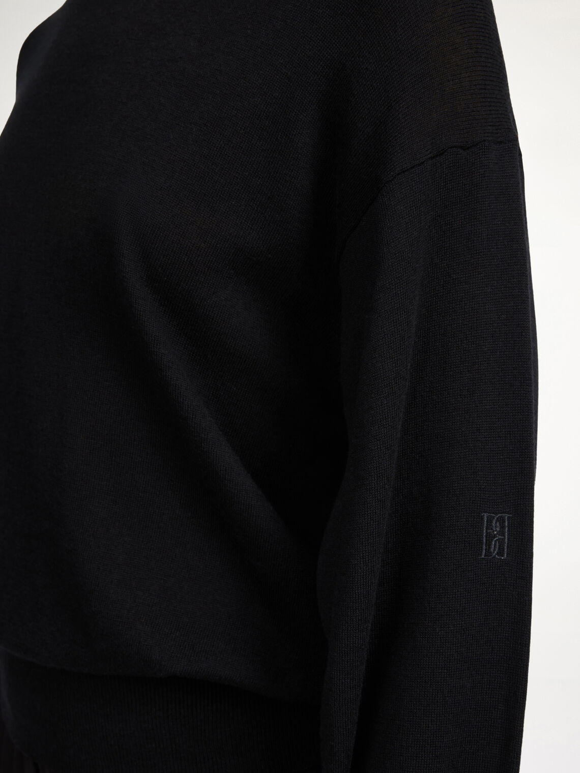 By Malene Birger Mantea genser i sort, med rund hals og nette kanter, laget av en blanding av lyocell, ull og silke.