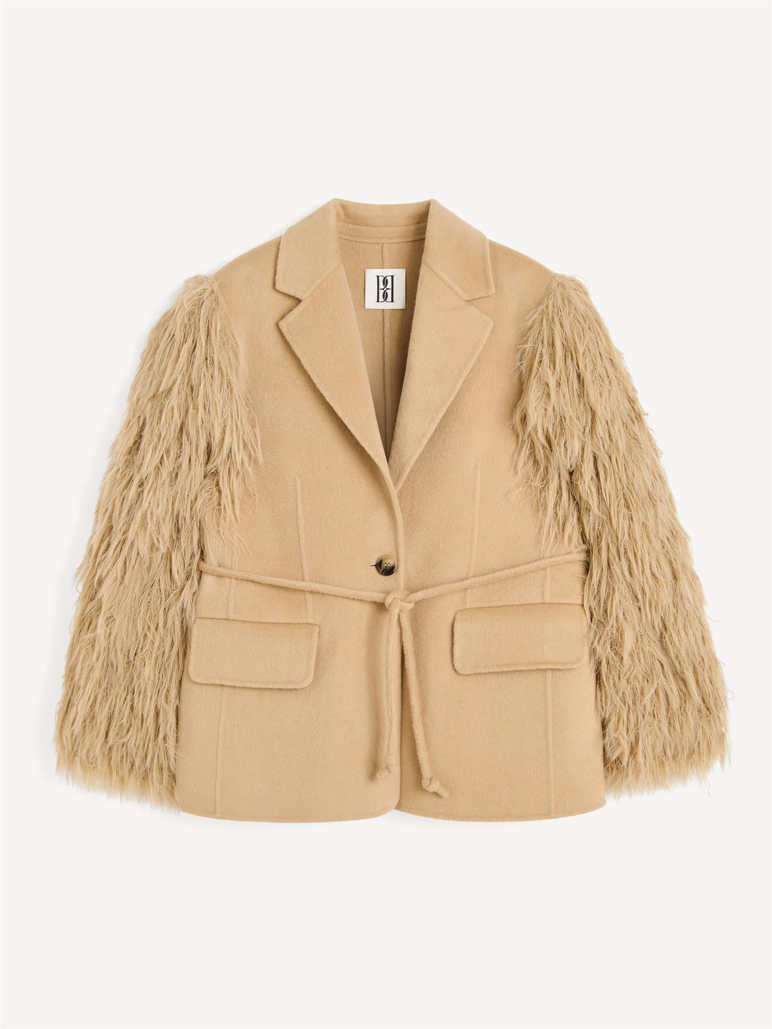 By Malene Birger Manteau blazer i beige, med frynsedetaljer på armene og laget av 100% ull.