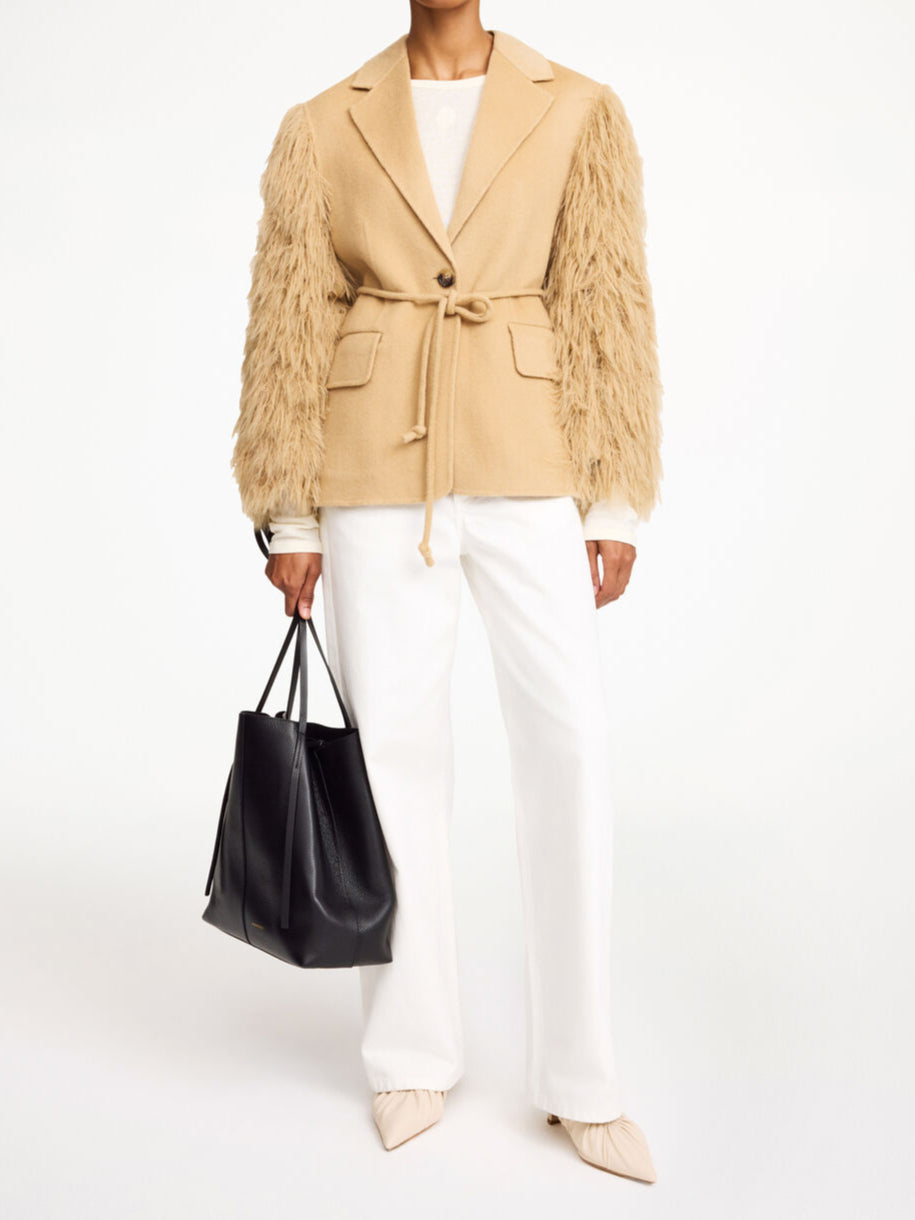 By Malene Birger Manteau blazer i beige, med frynsedetaljer på armene og laget av 100% ull.