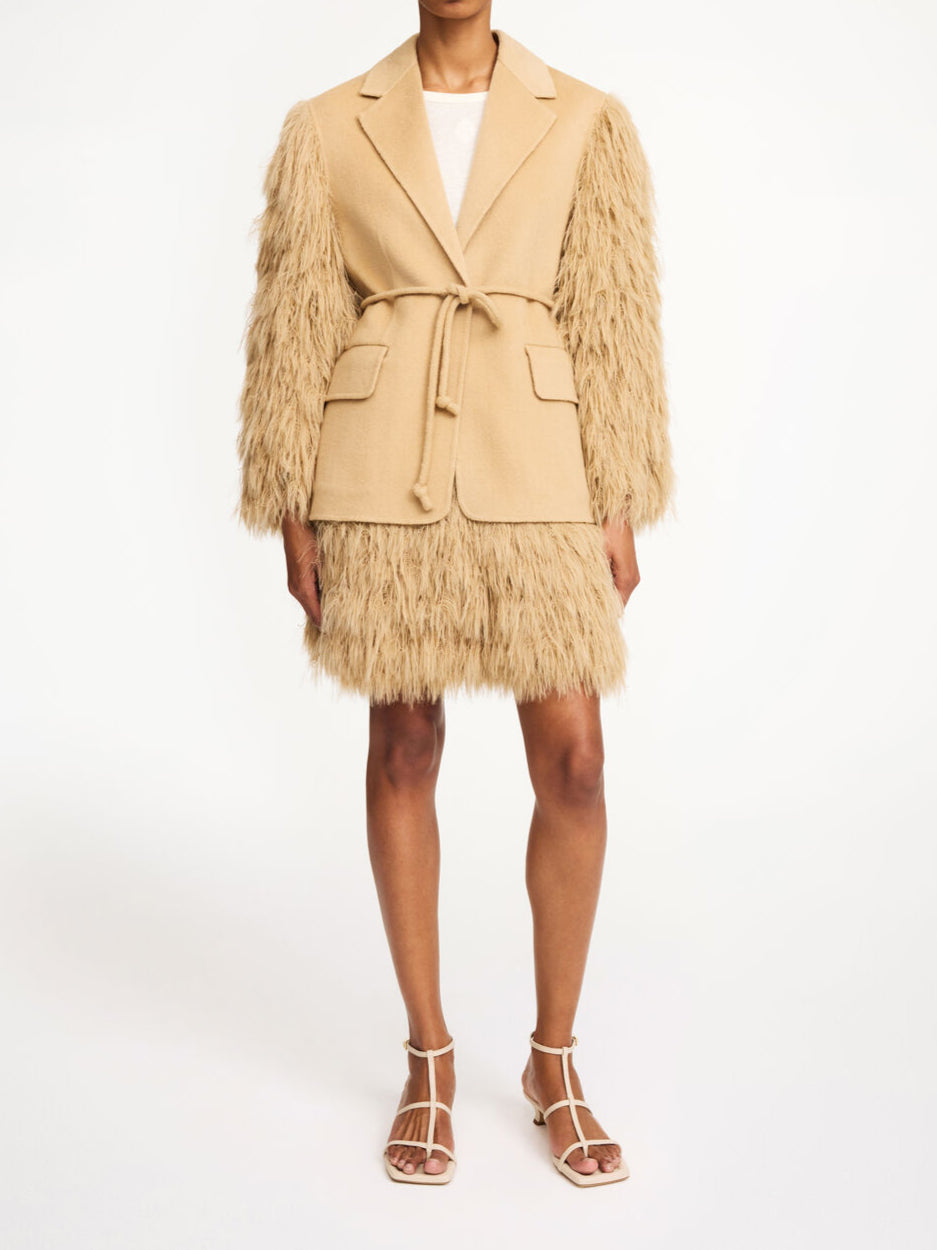 By Malene Birger Manteau blazer i beige, med frynsedetaljer på armene og laget av 100% ull.