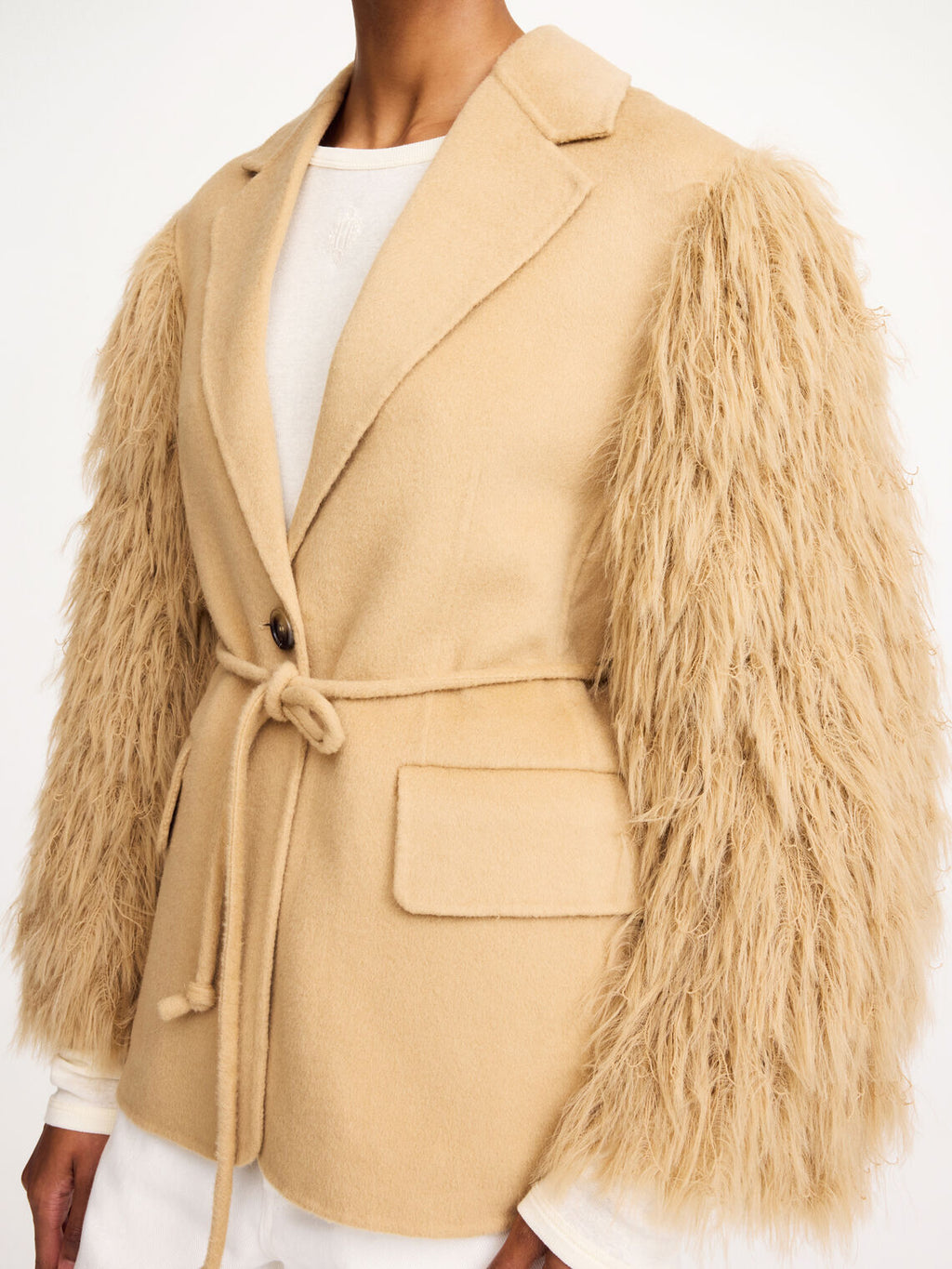 By Malene Birger Manteau blazer i beige, med frynsedetaljer på armene og laget av 100% ull.