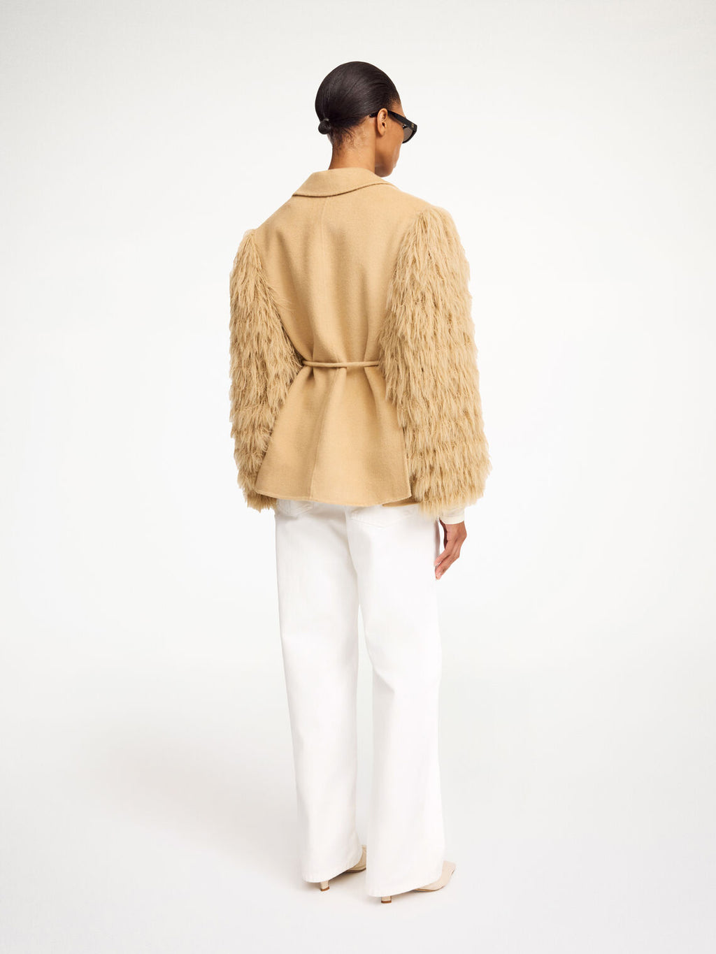 By Malene Birger Manteau blazer i beige, med frynsedetaljer på armene og laget av 100% ull.