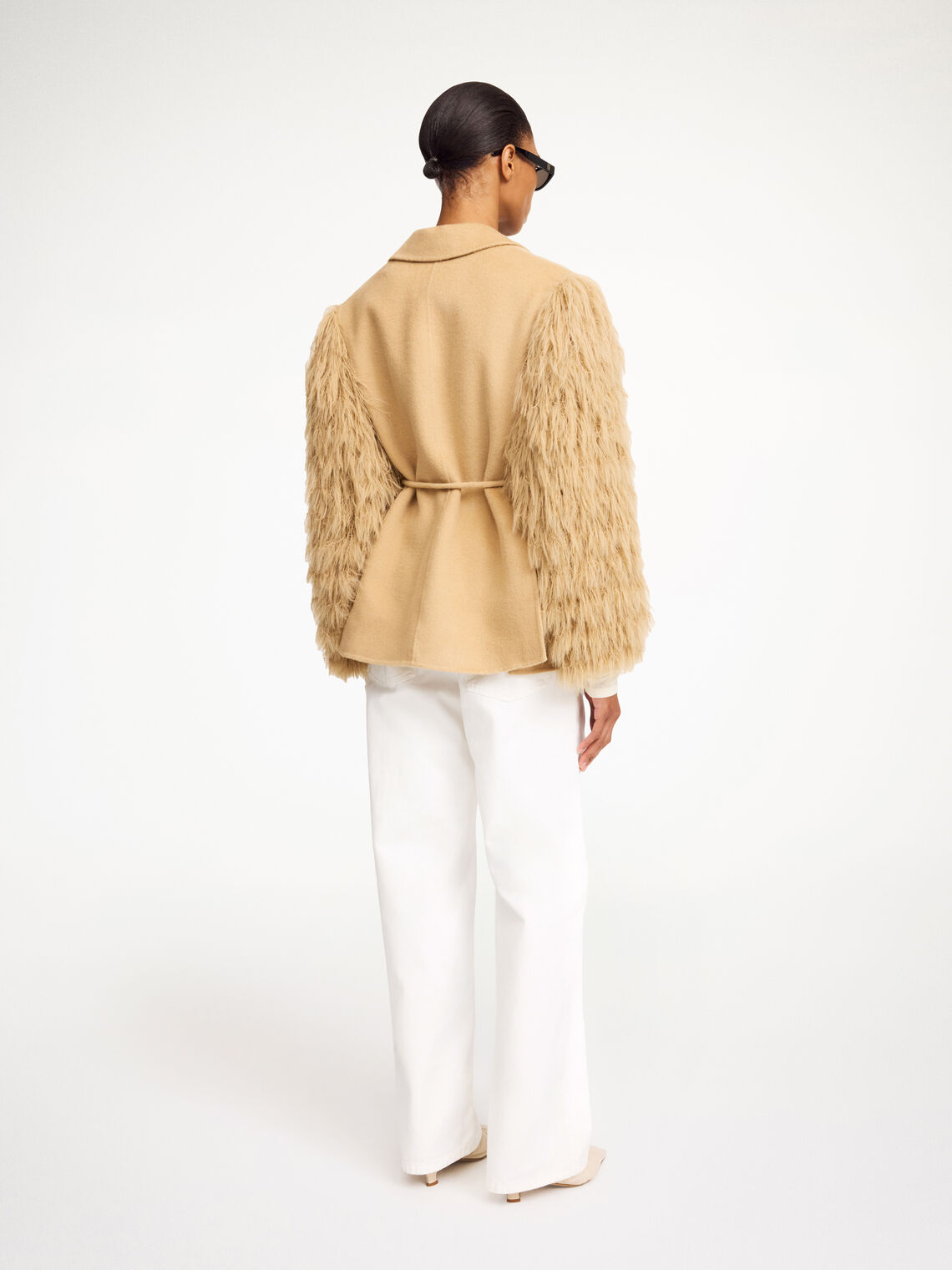 By Malene Birger Manteau blazer i beige, med frynsedetaljer på armene og laget av 100% ull.