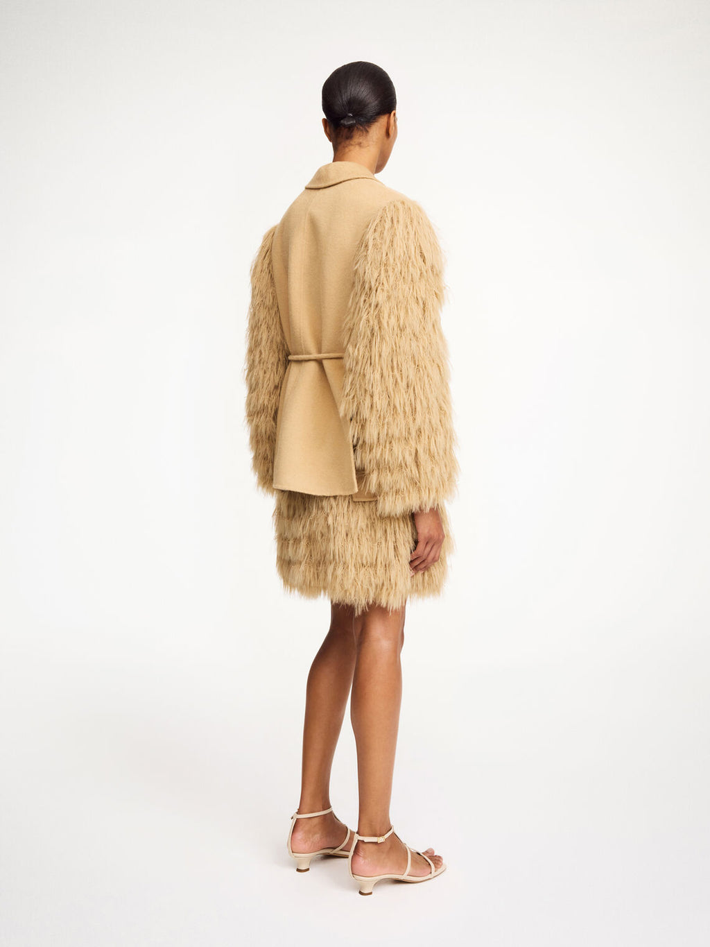 By Malene Birger Manteau blazer i beige, med frynsedetaljer på armene og laget av 100% ull.