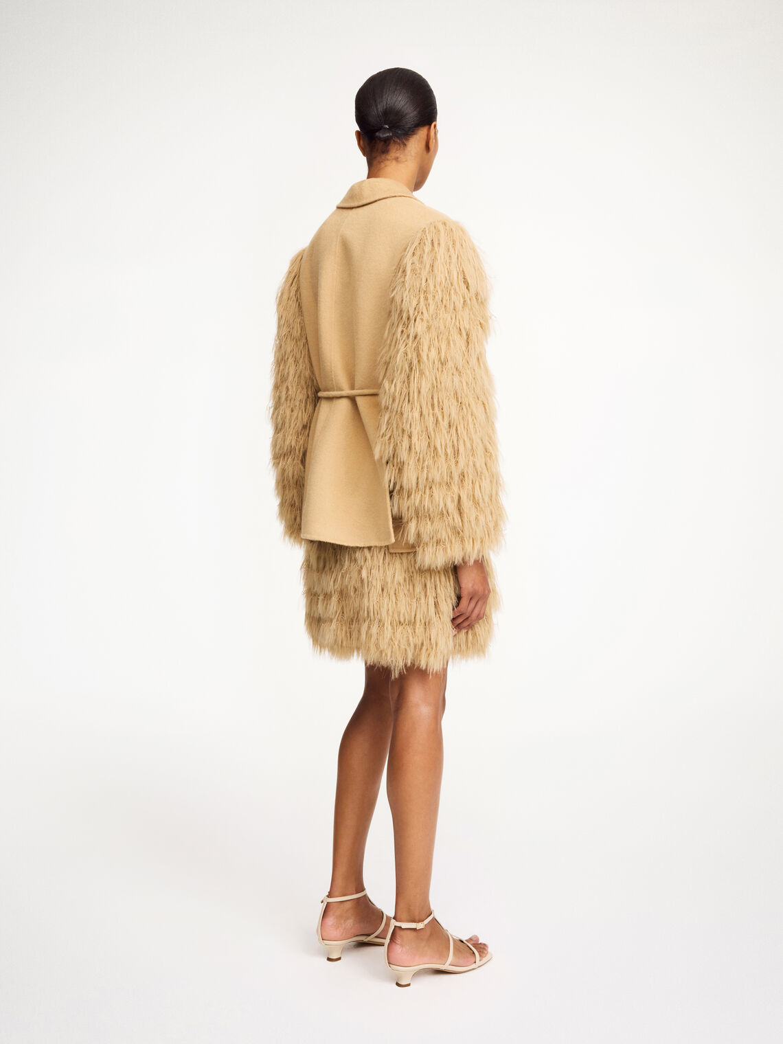 By Malene Birger Manteau blazer i beige, med frynsedetaljer på armene og laget av 100% ull.