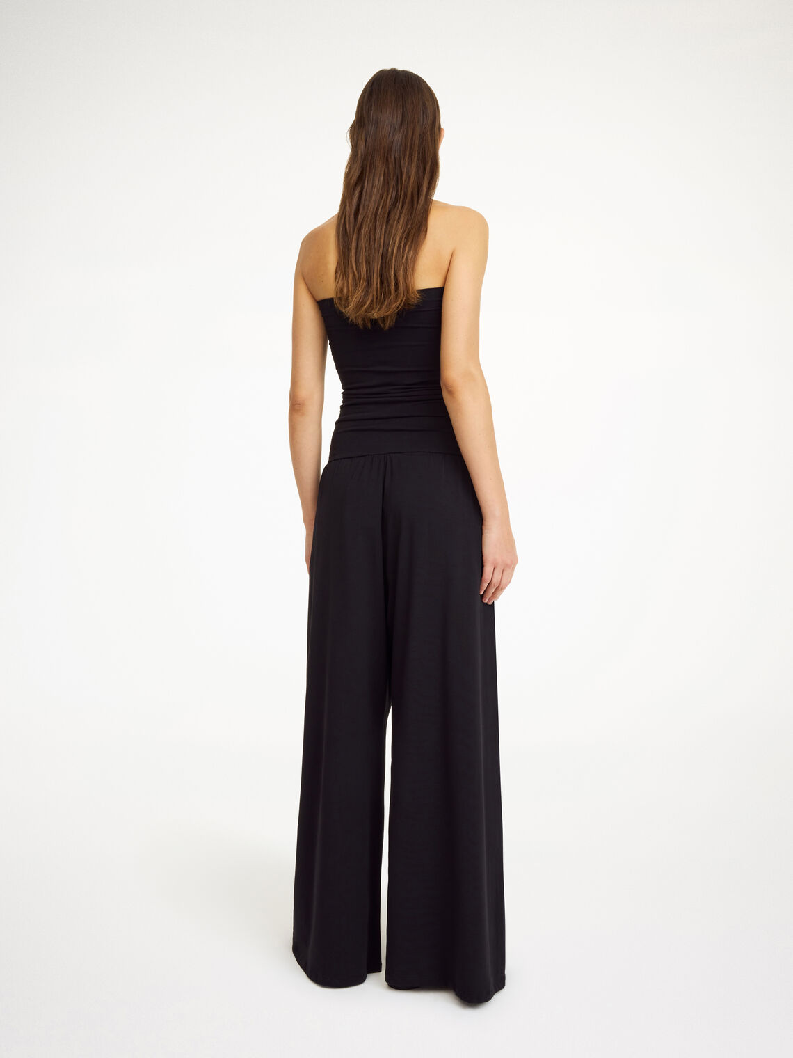 By Malene Birger Marciel jumpsuit i sort, laget av organisk bomull og elastan, med en nedbrettbar tubetopp og voluminøs nederdel.