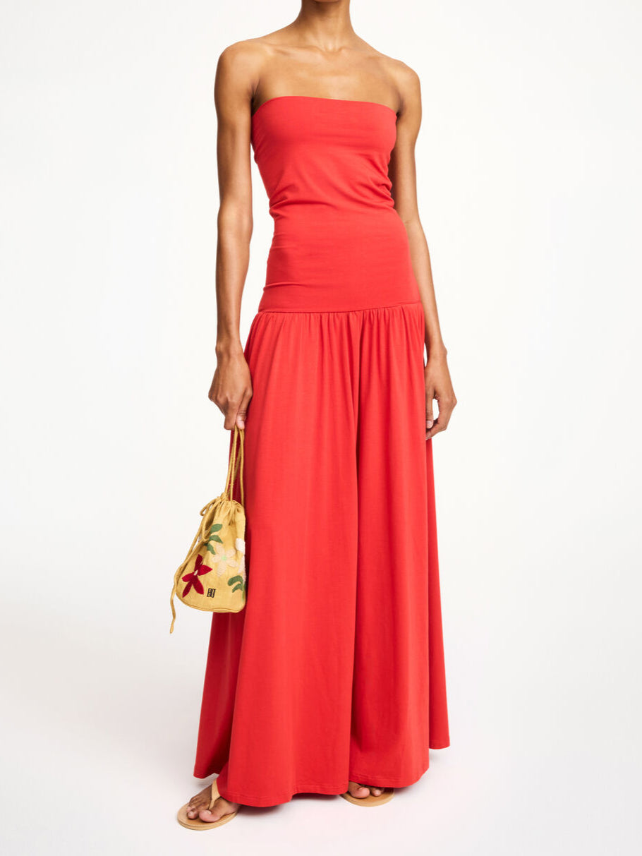 By Malene Birger Marciella kjole i rød, laget av myk organisk bomull, med en smal topp og voluminøst skjørt.