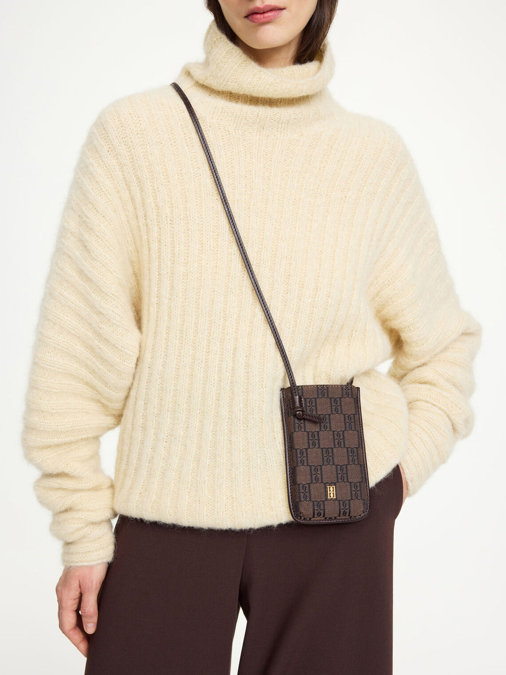 By Malene Birger Mari Phone mobilveske, laget av en blanding av bomull og resirkulert polyester, med monogram-print.