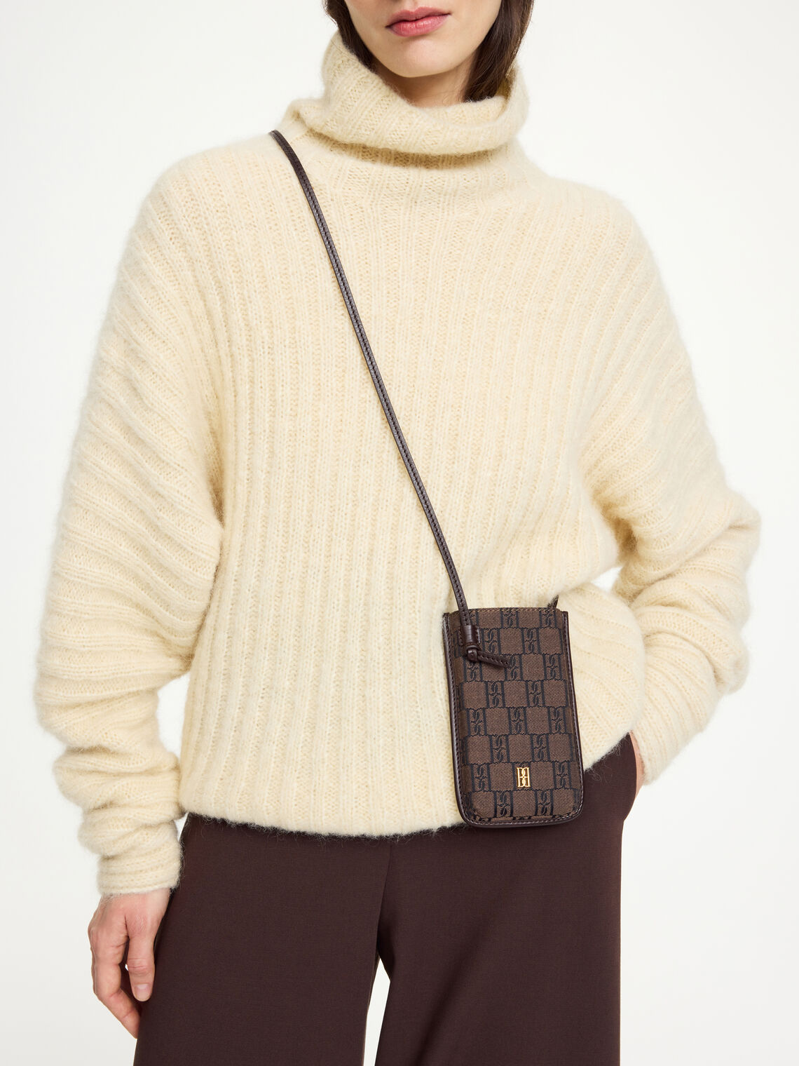 By Malene Birger Mari Phone mobilveske, laget av en blanding av bomull og resirkulert polyester, med monogram-print.