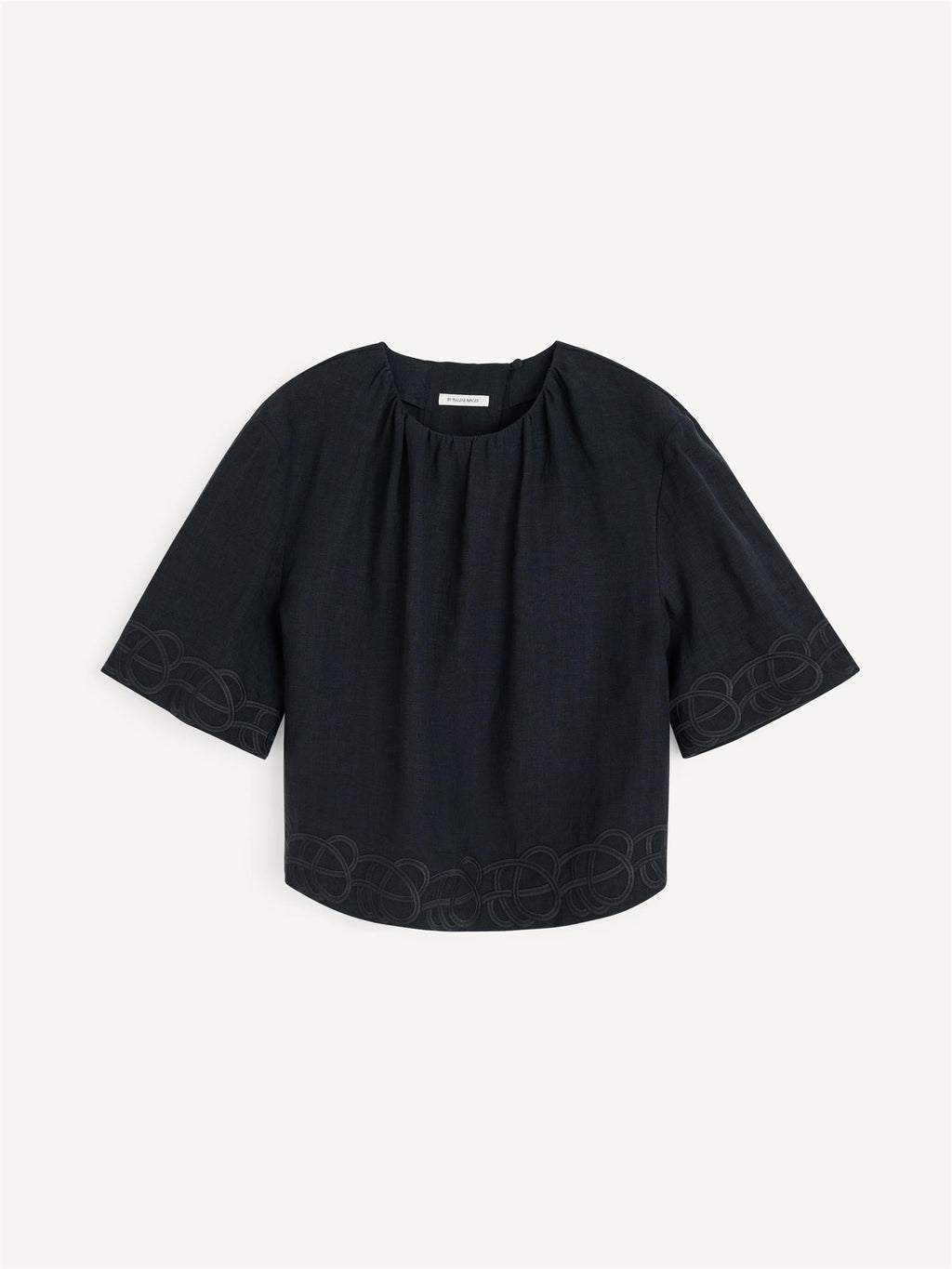 Sort bluse i 100% lin, klassisk passform, knapp-lukking, luftig og lett