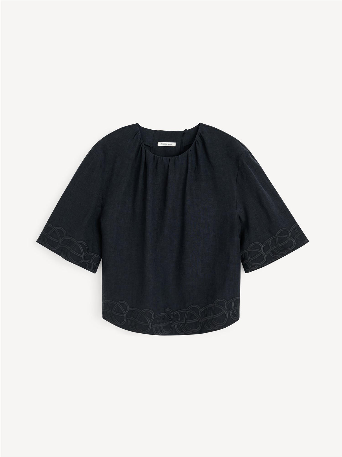 Sort bluse i 100% lin, klassisk passform, knapp-lukking, luftig og lett