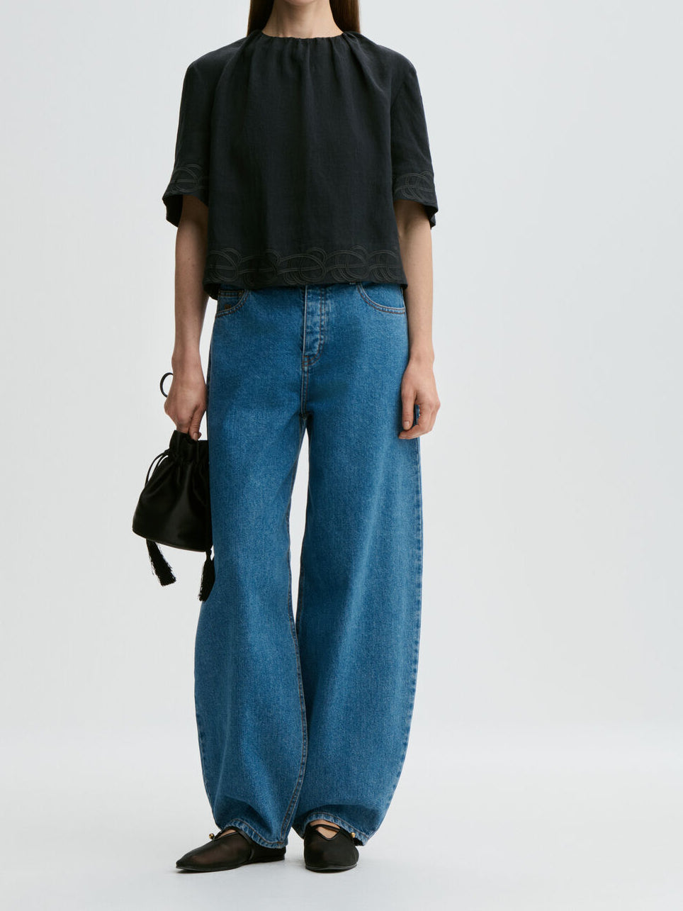 Sort bluse i 100% lin, klassisk passform, knapp-lukking, luftig og lett