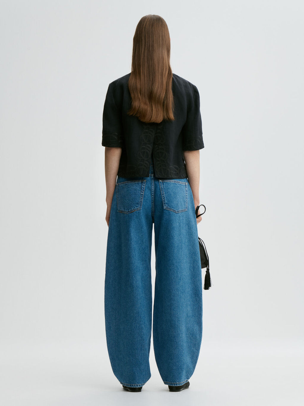 Sort bluse i 100% lin, klassisk passform, knapp-lukking, luftig og lett