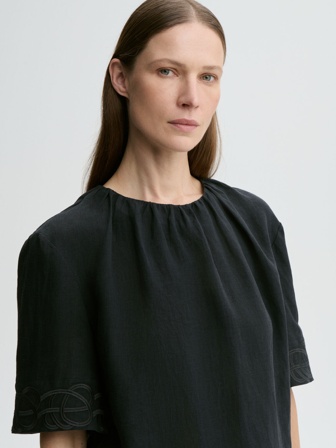 Sort bluse i 100% lin, klassisk passform, knapp-lukking, luftig og lett