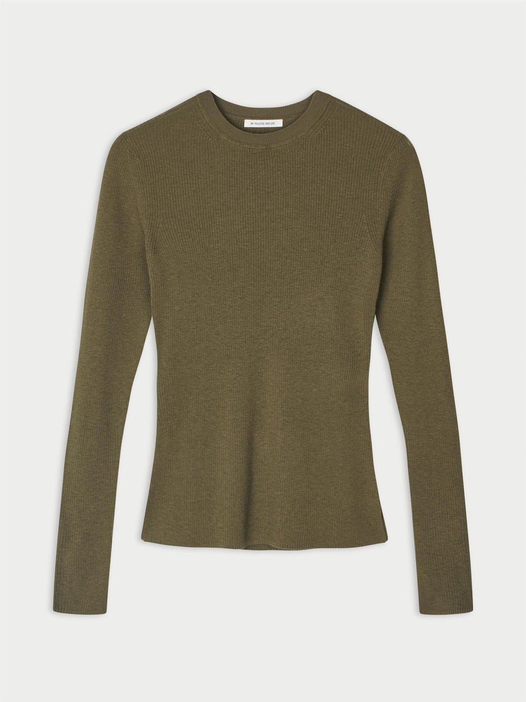 MARIELLA genser fra By Malene Birger i fargen grønn, laget i 60% ull, 32% lyocell (TENCEL) og 8% silke. Ribbestrikket struktur, rund hals og tettsittende passform.